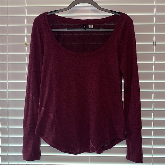 NEVER WORN UO LONG SLEEVE - Picture 2 of 6